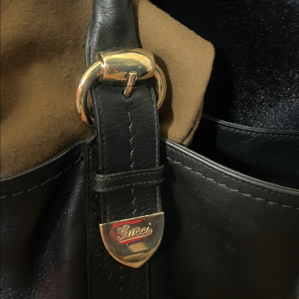 💯 Authentic Gucci Black Leather Shoulder Bag with Gold Details - Picture 13 of 13